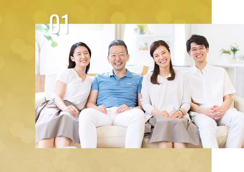 リビングでの家族4人の集合写真